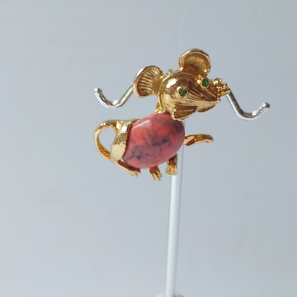 Vintage Gold Tone Jelly Belly Pink Agate Stone Green Eyes Mouse Pin Brooch